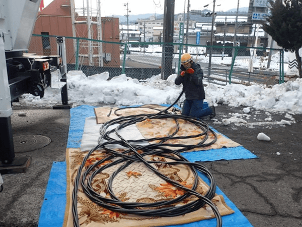 屋外配線工事の様子