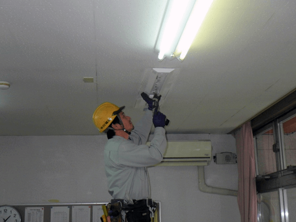 屋内照明工事の様子