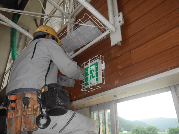 消防設備工事の様子