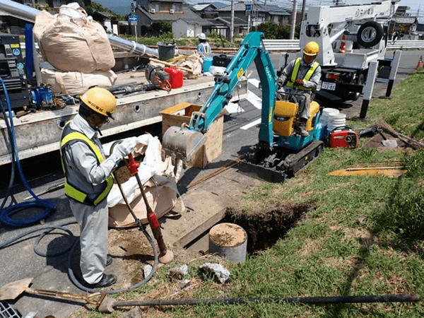 交通信号機の新設及び更新工事の様子その2