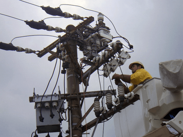 高圧電気設備工事の様子その1